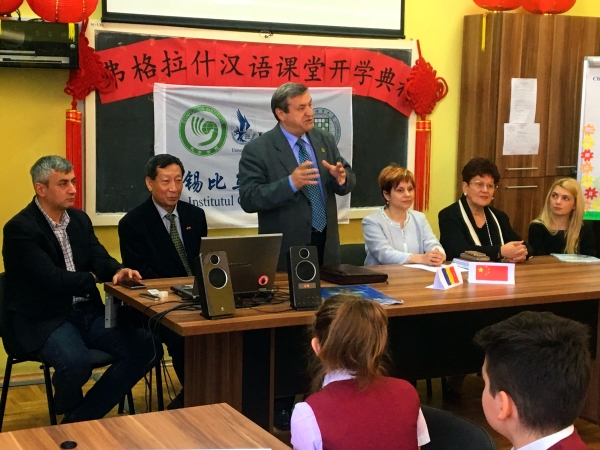 孔子学院理事长康斯坦丁先生发表讲话.jpg