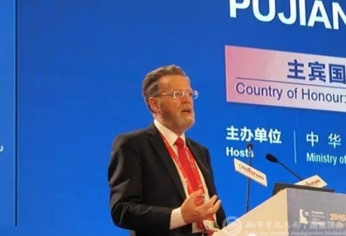 基思•伯内特爵士发表演讲.jpg