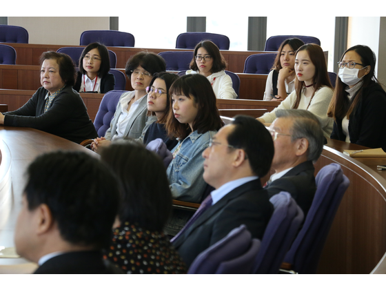 与会者认真听讲.png
