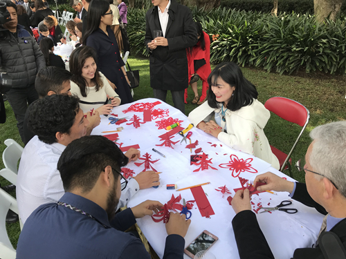 图四志愿者张瑞为众多来宾表演剪纸_副本.jpg