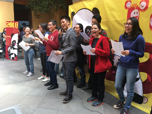 8. 图八 孔院学生与汉办梁老师放声高歌_副本.jpg