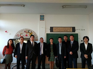 中国代表团和胡内多拉省德瓦市当地政要合影 .jpg