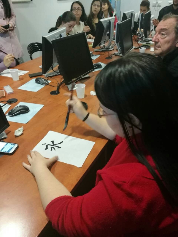 写毛笔字.jpg