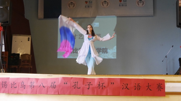 才艺展示飘扇舞.JPG