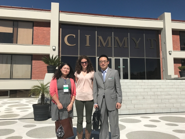 图三 墨国大孔院中方院长和教师与CIMMYT媒体部主任合影.JPG