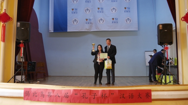 宋少峰院长为大学生组冠军获得者颁奖.JPG