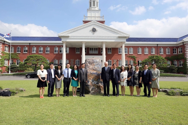启明大学校长会见北京语言大学专家团.jpg
