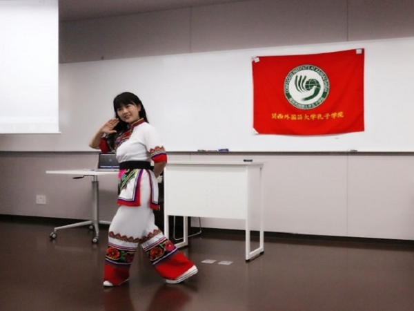 老师表演苗族舞蹈.jpeg