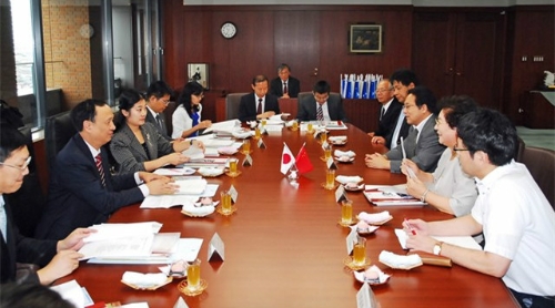 谷本理事长(右数第二人)同中国教育部国际交流局司司长许涛.jpg