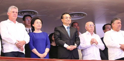总理及夫人欣赏表演1.jpg