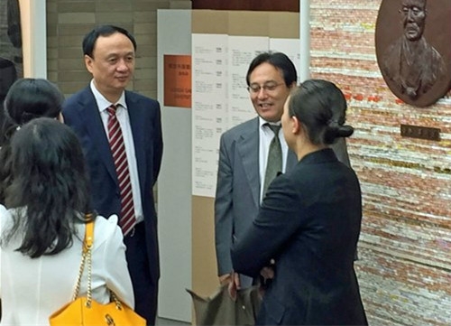 参观谷本纪念堂的许司长.jpg