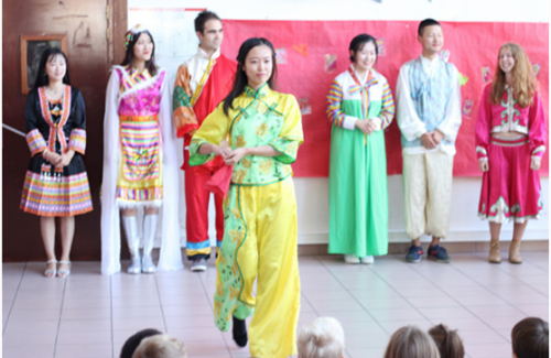 民族服装展.png