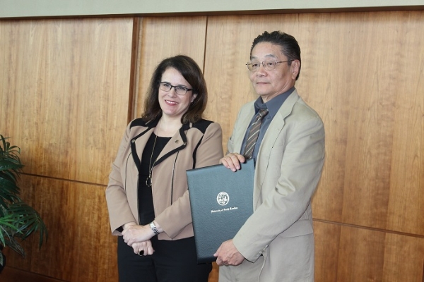 叶坦院长接受获奖证书.jpg