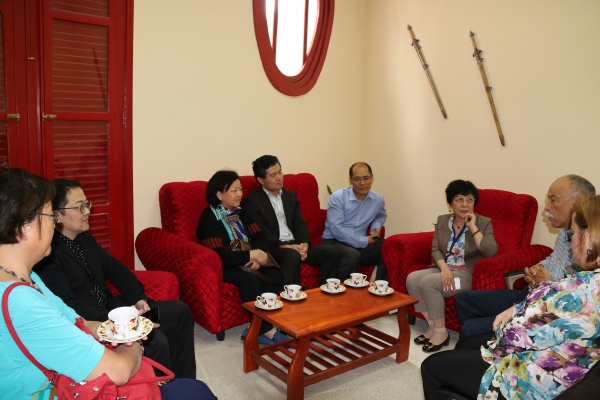 方方一行在孔院座谈.JPG