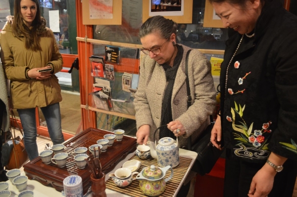邀请意大利朋友亲自体验茶艺.jpg