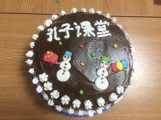 学员亲手制作的写有“孔子课堂”蛋糕.jpg