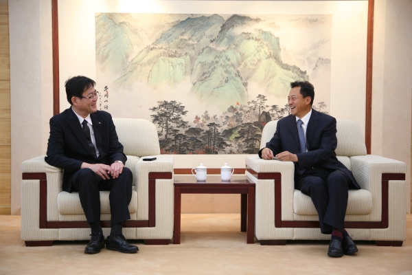 倪书记会见北陆大学理事长小仓勤.JPG