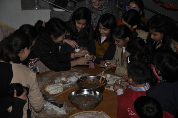 孔子学院老师现场示范包饺子.jpg