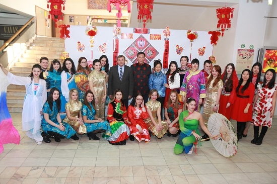 锡比乌孔子学院师生与部分参加演出学生合影.JPG