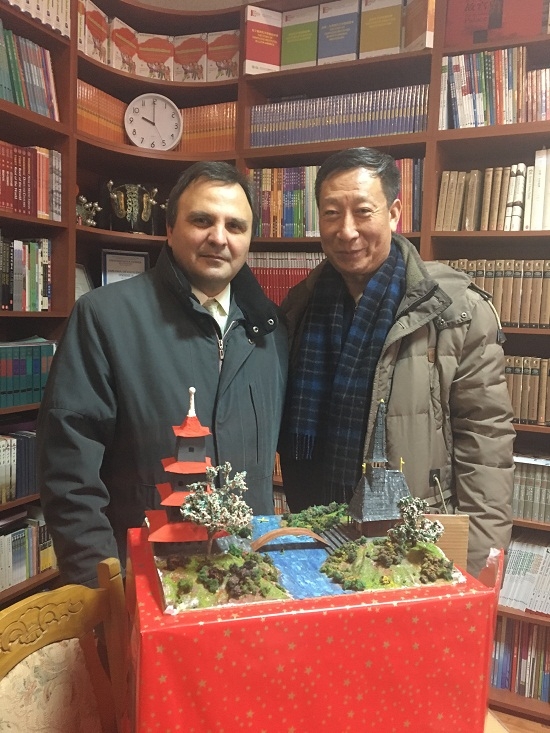 韦列斯先生与宋少峰院长共举“友谊之桥”.jpg